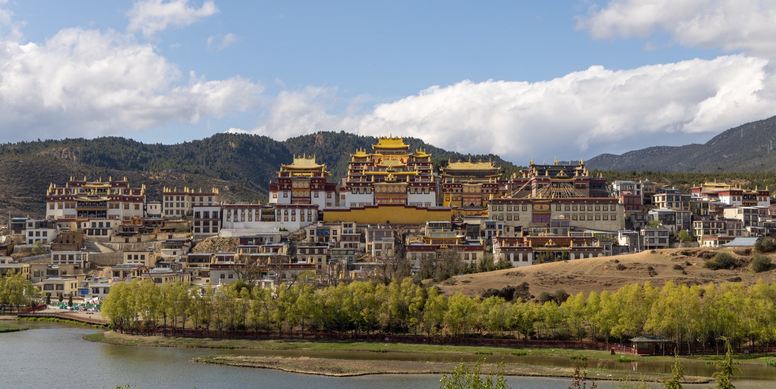 云南寺院檐角与远山